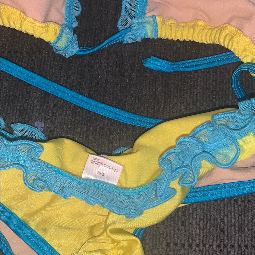Bikini - Picture 4 of 4